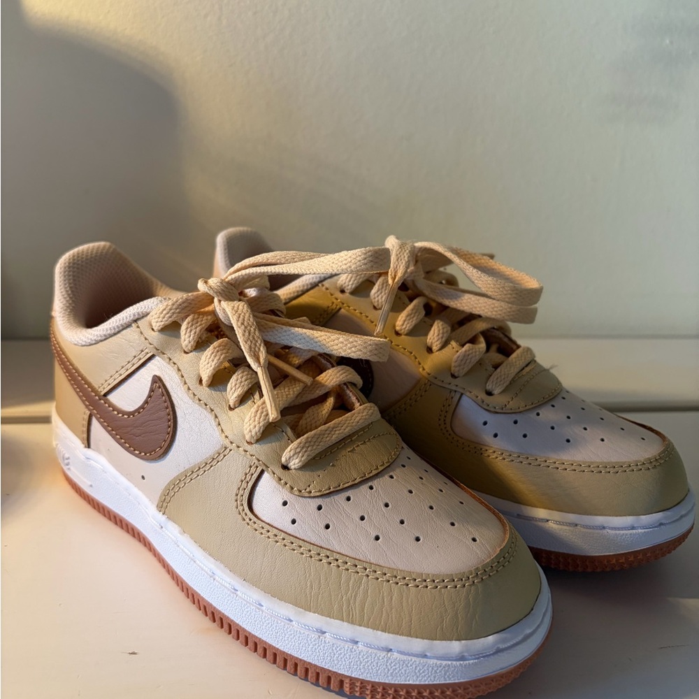 Nike Kids Air Force One’s in Beige and Brown 🪩♻️